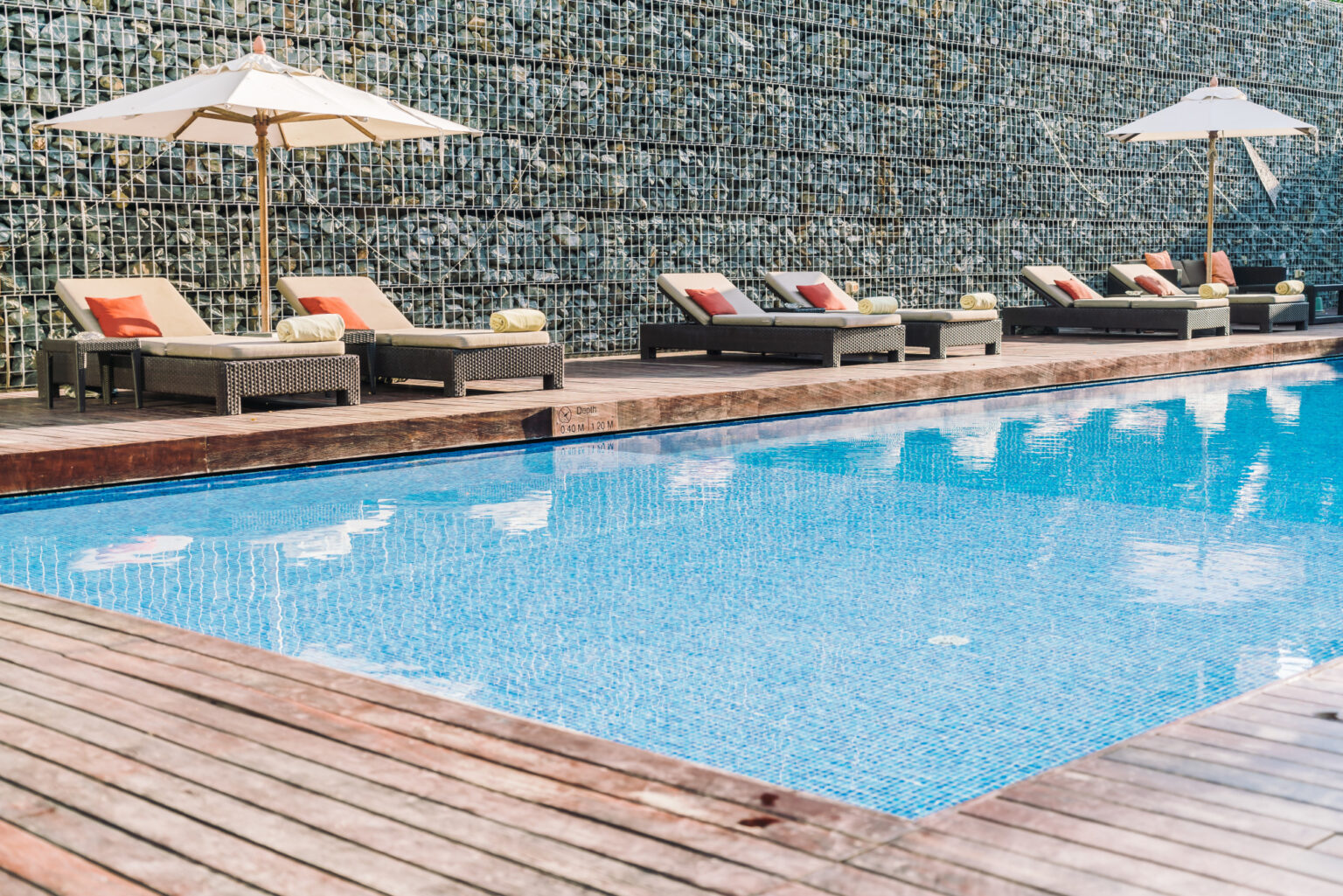 Recubrimiento de vasos de piscina con arelita de colores